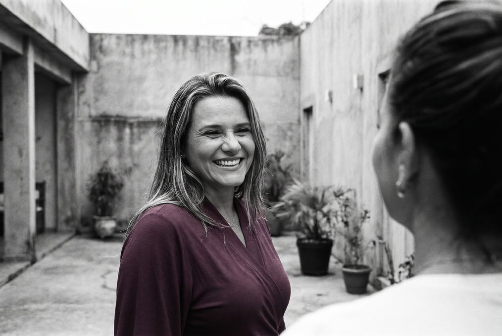 Spontaneous laughter in black and white